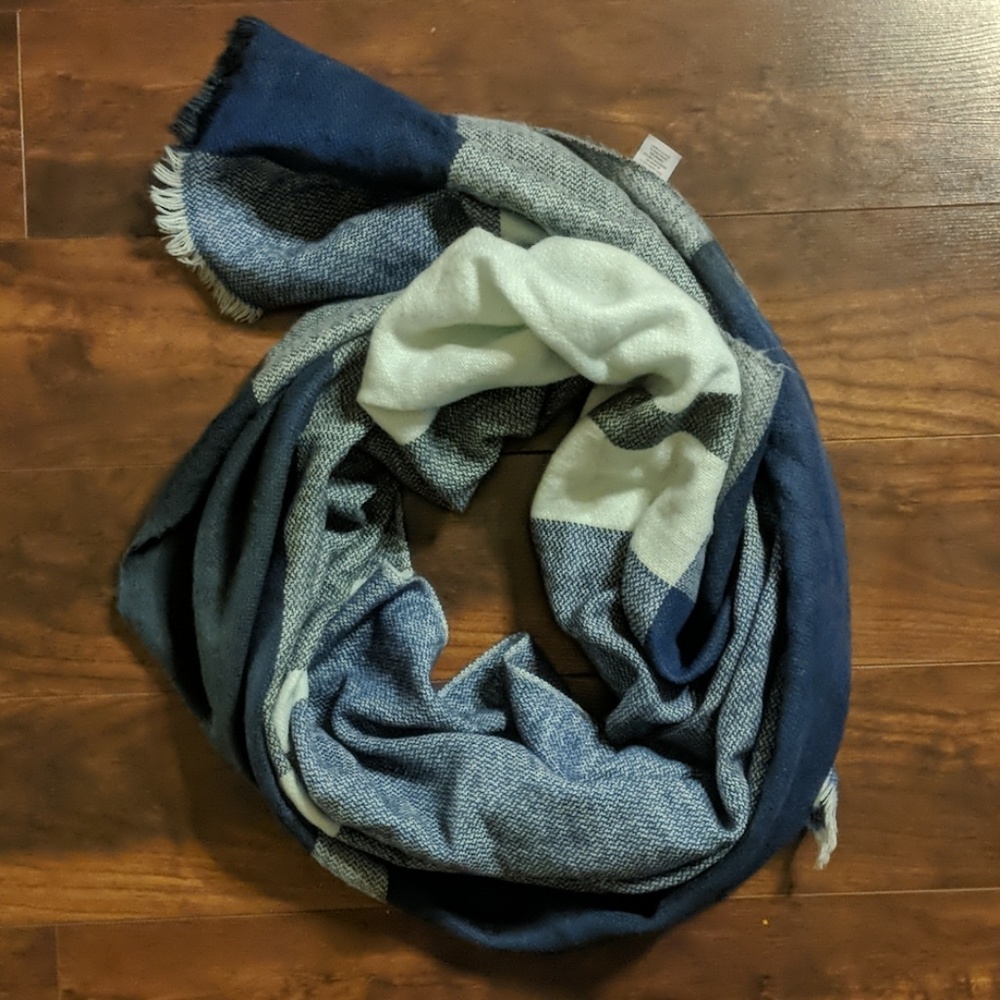 Halogen wide scarf